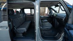 Elektriske skyvedører er stilig og gir bilen et premium preg. Tilgjengelig på Exsclusive pluss. På Acive er dørene manuelle. Baksetene kan tiltes 18 grader bakover.