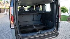 1320L med setene slått opp. Med setene felt ned øker plassen til hele 2300L. Legg merke til ekstra lagring i de to oppbevaringsrommene i gulvet.