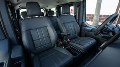 Mor og far. Far og far. Eller mor og mor. Alle kan nyte turen fremme, mens resten av familien slapper av i baksetene. Armlene og trådløs lading er tilgjengelig. I midtkonsollen finner du også en stor skuff med plass til alt fra solbriller til våtservietter.