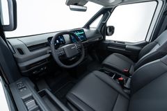 Interiøret er luftig og plassen god. Flere journalister som allerede har kjørt PV5 som vanlig varebil sier bilen byr på komfort og støynivå man forbinder med personbiler.