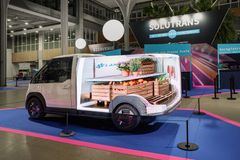 Rullende reklame? Med Kia PV5 cahssis cab er dette også en av mange muligheter. Bilen er utstyrt med en budet skjerm og sto utstilt i inngangspartiet på Solutrans.