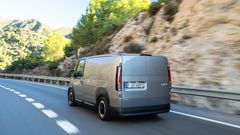 På prøvekjøring i Spania tidligere i år. PV5 oppleves som stabil på veien og journalistene som har kjørt bilen sier den byr på samme type komfort man normalt får i en personbil.