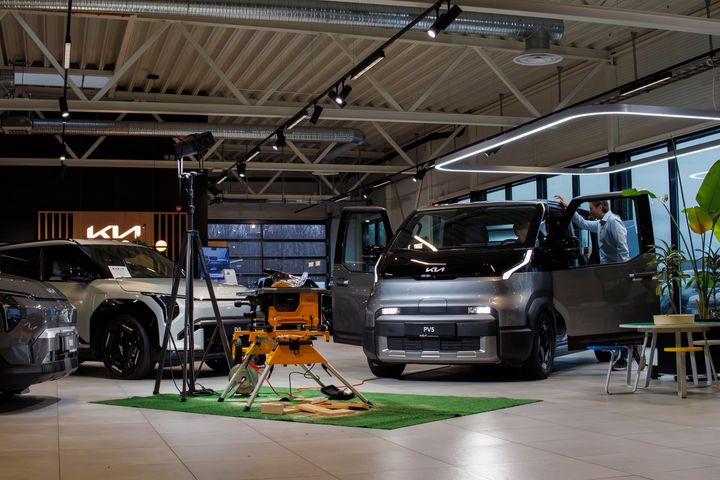 Om ikke lenge kan du prøvekjøre PV5 Cargo hos din forhandler. De første demonstrasjonsbilene kommer på plass mot slutten av januar. Her er en prototype på besøk hos Bertel O. Steen i Fredrikstad.