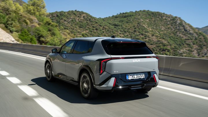 EV4 GT-line under prøvekjøring i Spania. Bilen fremstår som sporty, kompakt og produseres på Kia sin fabrikk i Slovakia.