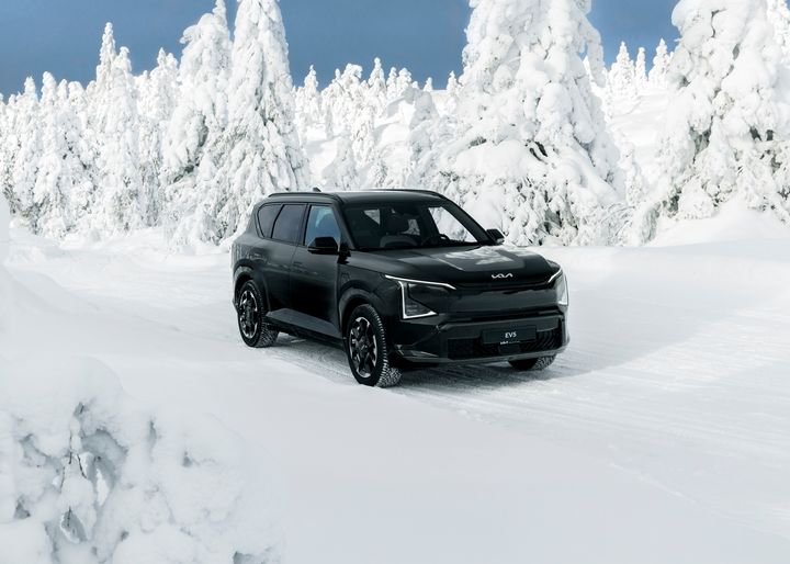 EV5 GT-Line prototype fikk nylig prøve seg med framahjulsdrift i norsk snødekket fjellheim. Dette fungerer også fint for veldig mange. Firehjulstrekk er også mulig å kjøpe fra salgstart.