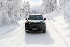 Kia EV5 er 187,5 cm bred. Bakkeklaringen er mellom 16cm og 18cm avhengig av hjulstørrelsen. Bilen fremstår som bredere enn den er og gir bilen et kraftig utseende.