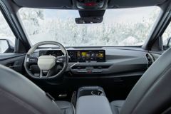 Interiøret i GT-Line er sporty og tofarget. GT-Line versjonene byr blant annet på stor stereo fra Harman Kardon og kjøling i setene.