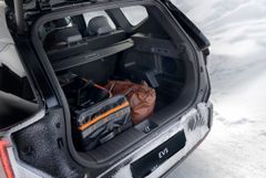 Bagasjerommet i EV5 er 566L. Slår du ned baksetet er det hele 1650L. Setene har 60/40 fordeling og det er er skiluke for dem som liker å dra på skitur om vinteren.