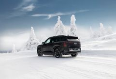 Brede baklykter som en del av lyssignaturen gir EV5 et bredt utseende. Bilen både ser robust ut, og føles solid å kjøre. Du sitter høyt og har god oversikt.