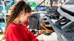 Over 200 millioner euro er den siste tiden investert i en modernisering av fabrikken i Slovakia. I desember skal det feires mer 20 år med bilproduksjon i Europa. EV4 er den første elektriske bilen som startet produksjon på fabrikken. Nummer to er EV2.