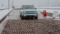 Farbrikken har også en egen bane med ulike underlag der bilene testes grundig.