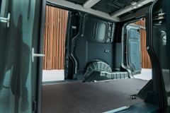 Varerommet i Kia PV5 Cargo er romslig og fleksibelt. Bilen har skyvedører på begge sider og rommer to europaller ved behov. Størrelsen er 4,4 M3