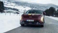 Under vintertesten tidligere i år var det rekord- kulde med ned mot 31 minusgrader. EV4 var blant bilene som presterte desidert best under de krevende forholdene. Mange biler gjør det godt om sommeren, det er vinteren som er krevende. Kia deltar med nøyaktig samme bil i sommertesten som de kjørte i vintertesten.
