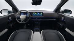 Interiøret i GT-Line fremstår som sporty og med høy kvalitet. Skjermene kommer fra flaggskipet EV9. Det er spart lite på interiøret i EV2, noe som trekker opp kvalitetsinntrykket av bilen.