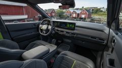 Interiøret i EV3 GT er kraftig oppgradert. Du får sportsseter og flere grønne detaljer innvendig som understreker det sportslige. Sidestøtten er god – noe du trenger i svingene når du skal ha det gøy.