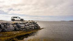 Ytterst i havgapet står EV3 GT og venter på neste etappe på veien etter at bilder er tatt og utsikten i den vakre norske naturen er ferdig beskuet.