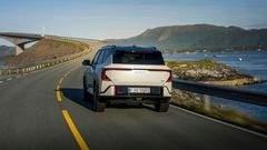 EV5 GT byr på mer moro for hele familien. Bilen blir omtalt av pressen som en skikkelig SUV med en romslig innside. Når blir det også mange smil for den som finner frem til den grønne knappe på venstre side av rattet.