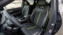 Alle de tre utgavene er litt forskjellige inni. Men, felles er de grønne detaljene som kjennetrgner GT. Også EV4 GT ser sporty ut også på innsiden.