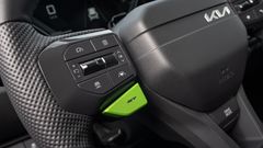 Trykker du på den grønne GT knappen kommer bilene til liv. Understell, styreegenskaper og flere andre faktorer går i en modus som inviterer til aktiv kjøring akkompagnert av motorlyd og mulighet for å gire bilen selv.