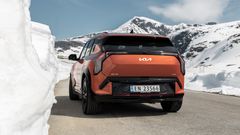 Kia EV3 var Bertel O. Steen sin mest solgte personbil i 2025. I disse dager ruller de første kundesolgte EV3 med 4x4 ut av butikkene. Signerer du nå får du både pris og momsgaranti på din nye EV3.
