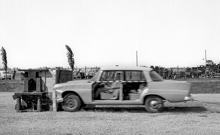 Kollisjonstest av Mercedes-Benz 190 (W 110) i 55 km/t mot en 17-tonns stillestående hindring i 1959. Dørene på venstre side var tatt bort for å kunne filme bevegelsene til kollisjonsdukken og sandsekkene.