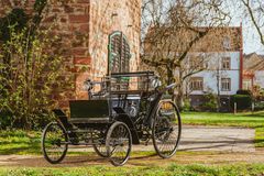 Benz Motor-Velociped med 1,5 hk-motor fra 1894. Bildet er tatt i mars 2024 foran garasjen ved det tidligere hjemmet til Benz-familien i Ladenburg. Bygningen er verdens første garasje bygget spesielt for en bil.