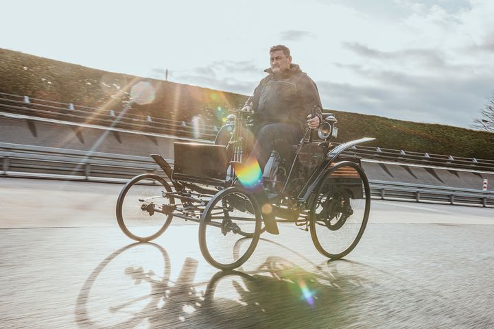 Benz Motor-Velociped med 1,5 hk motor fra 1894 kjøres ved Mercedes-Benz sitt anlegg i Sindelfingen i forbindelse med 130-årsjubileet i 2024.