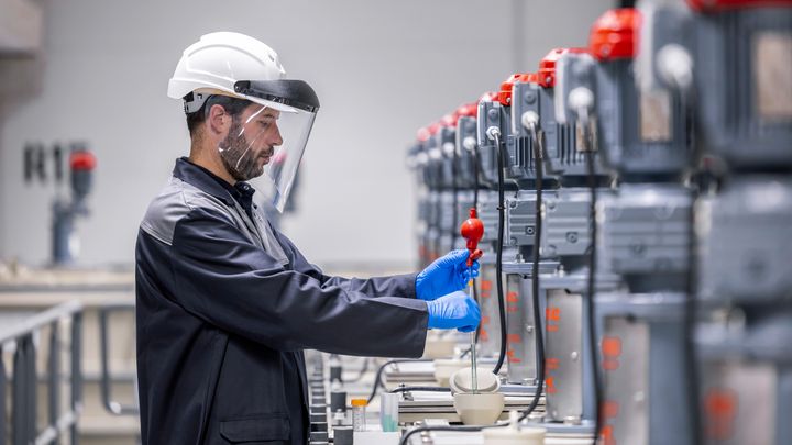 Mercedes-Benz åpner egen fabrikk for batterigjenvinning.