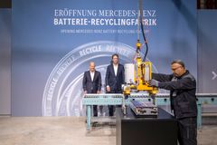 Både Tysklands forbundskansler Olaf Scholz og toppsjef for Mercedes-Benz Ola Källenius var til stede under åpningen av den nye fabrikken for batterigjenvinning.