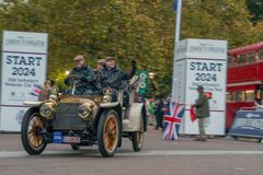 Mercedes-Simplex 28/32 hk fra 1904 fra Mercedes-Benz Classic-samlingen. Bildet er fra starten av RM Sotheby’s London to Brighton Veteran Car Run 3. november 2024. Bak rattet sitter Marcus Breitschwerdt, administrerende direktør for Mercedes-Benz Heritage GmbH.