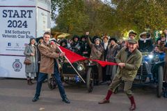 Flaggrivingsseremonien ved åpningen av RM Sotheby’s London to Brighton Veteran Car Run. Ritualet markerer opphevelsen av «Red Flag Act» fra 1865.