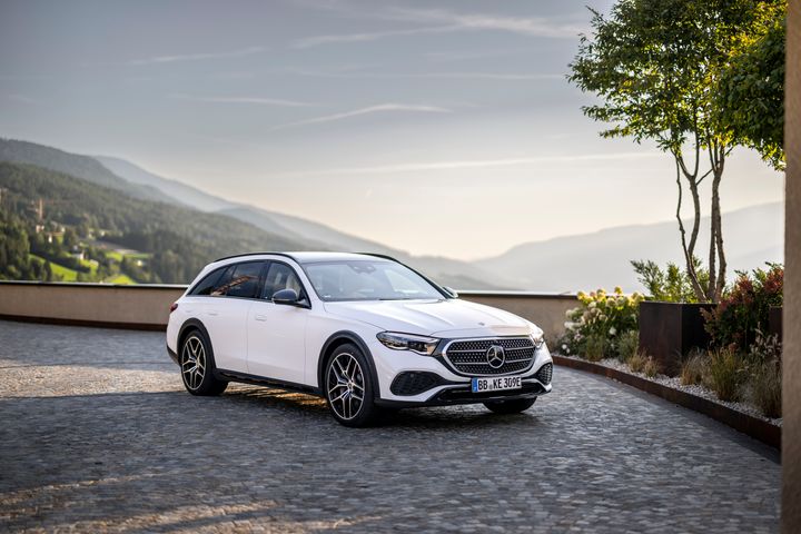 Mercedes-Benz E 300 de 4MATIC All-Terrain er en ladbar hybrid med en elektrisk rekkevidde på opptil 100 kilometer.