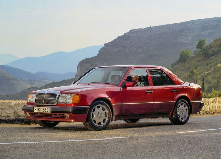 Den ikoniske 500 E (W124) med V8-motor og 326 hestekrefter.