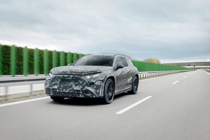 De første prototypene av den elektriske høyytelses-SUVen fra Mercedes-AMG har startet testing i kaldt vær.