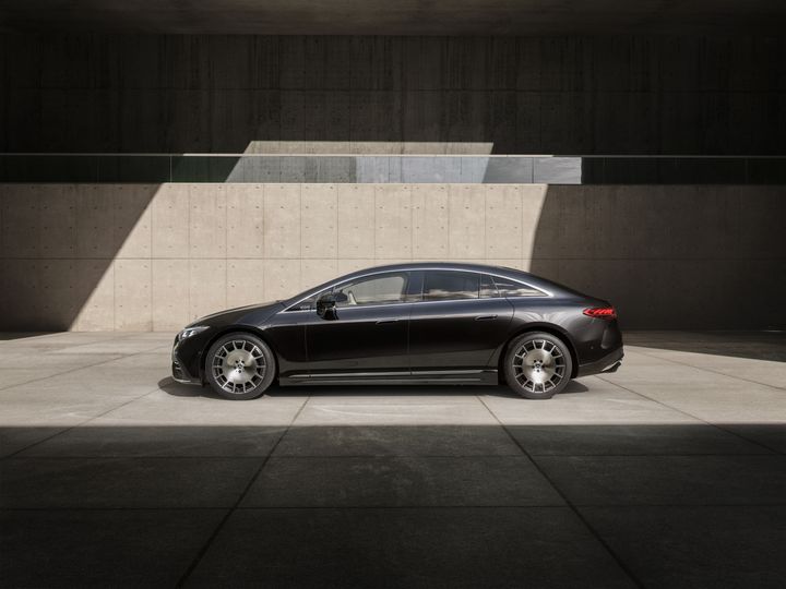 Med norsk standardutstyr kan nye Mercedes-Benz EQS skilte med en rekkevidde på opptil 878 kilometer. Ladehastigheten er på 350 kW.