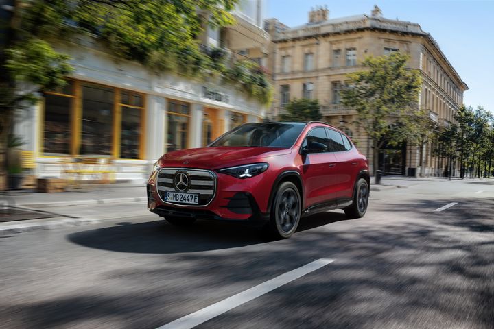 Den nye Mercedes-Benz GLA er lengre, lavere og bredere enn forgjengeren. Elektrisk rekkevidde er opptil 657 kilometer (WLTP).