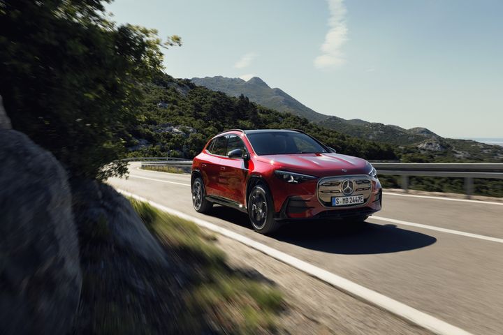 Mercedes-Benz GLA er en kompakt SUV med sportslig fremtoning, lang rekkevidde og rask lading. Startprisen for GLA 350 4MATIC er 559.900 kroner, og de første bilene er ventet til Norge mot slutten av året.
