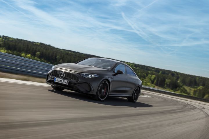 Mercedes-AMG CLA 45 4MATIC+ har ekstrem akselerasjon, rask respons og kjøreegenskaper som er utviklet for både vei og bane.