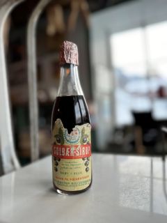 – Vi var usikre på hvor gammel flasken er og hvor lenge det faktisk er siden vi lagde vår første solbærsirup. Vi fant ut at flasken trolig stammer fra begynnelsen av 1920-tallet, sier Lerum Hjellhaug.