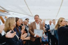 Tore Lillestø i Sea1 Offshore mottok prisen Årets Maritime Lærebedrift fra fiskeri- og havminister Marianne Sivertsen Næss.