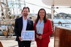 Fiskeri- og havminister Marianne Sivertsen Næss (Ap) overrakte prisen Årets Maritime Lærebedrift 2025 til Lasse Kvarsnes Hansen, som mottok utmerkelsen på vegne av Wilhelmsen Ship Management.