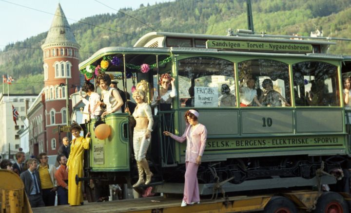 Foto frå Bergens 900-årsjubileum i 1970. Frå det historiske opptoget. Arkivreferanse: Bergen byarkiv/Wernøe, Mette.