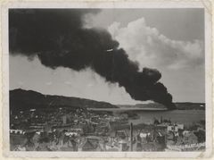 Storbrann etter bombeangrepet mot drivstofftankane på Florvåg (Askøy) 10. mai 1940.