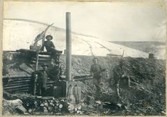 Martin Wølstad i Klondike. Wølstad nummer to frå høgre.
