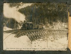 Det første passasjertoget over White Pass- og Yukonruta. Her blir Fast Fork i Skagway-elva kryssa.
