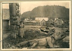 Unge jenter tilhøyrande urbefolkning, truleg tlingitane, ved totempæler i Wrangell, Alaska.