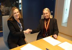 Riksarkivar Inga Bolstad (t.v.) signerer avtale med Gunhild Odden, prorektor forskning ved VID, om Misjons- og diakoniarkivets nasjonale arkivansvar.
