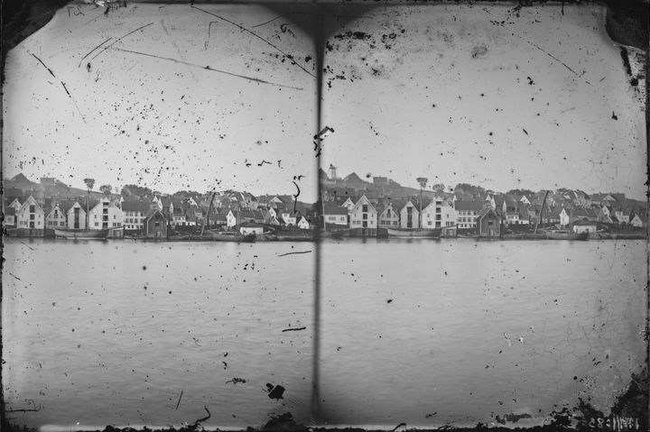 Utsikt over sjøhusrekka langs Vågen i Stavanger i i 1880-årene.