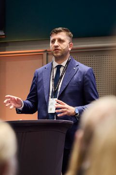 Bilde av Anatolii Khromov tatt under et tidligere foredrag
