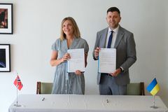 Inga Bolstad og Anatolii Khromov med undertegnet avtale